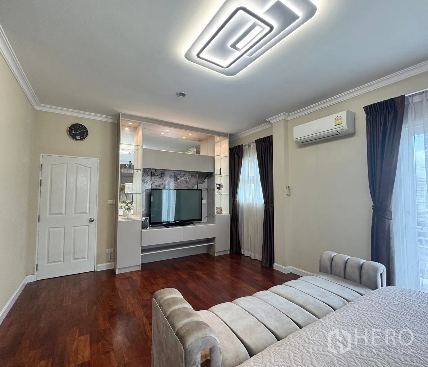 บ้าน ให้เช่าในPrawet, Bangkok - ห้องนอนใหญ่พร้อมตู้ทีวีบิวท์อินและเครื่องปรับอากาศ