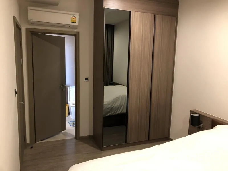 คอนโด ให้เช่าในWatthana, Bangkok - ห้องนอนที่สองพร้อมตู้เสื้อผ้าบานกระจกเงา และประตูสู่ห้องน้ำ