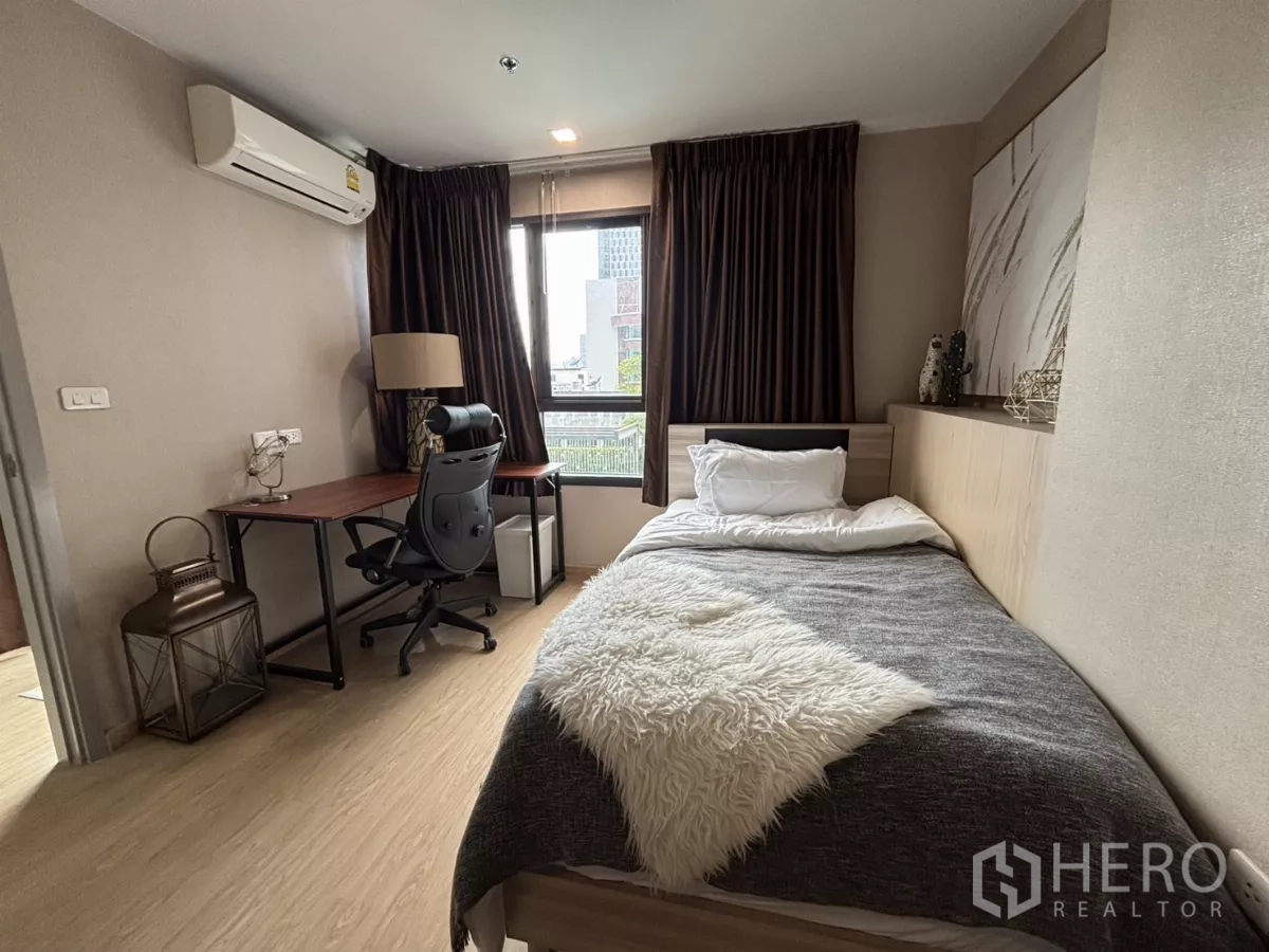 公寓 出租在Phra Khanong, Bangkok - 第三卧室视角，书桌与转椅，窗外绿意。