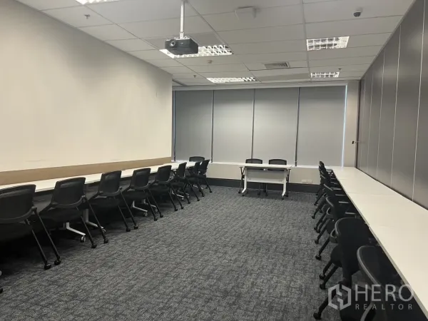สำนักงาน ให้เช่าในHuai Khwang, Bangkok - ห้องเทรนนิ่งหรือสัมมนา โต๊ะยาวสองฝั่ง โปรเจ็กเตอร์ พื้นพรม และมู่ลี่หน้าต่าง