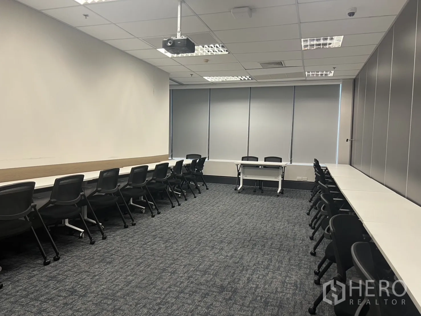 สำนักงาน ให้เช่าในHuai Khwang, Bangkok - ห้องเทรนนิ่งหรือสัมมนา โต๊ะยาวสองฝั่ง โปรเจ็กเตอร์ พื้นพรม และมู่ลี่หน้าต่าง