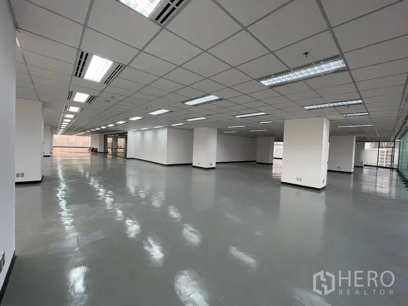 Office Space for rent in Din Daeng, Bangkok - Large open workspace with multiple columns and recessed fluorescent lighting.