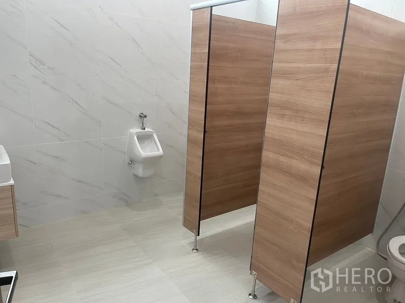 带办公室的家 出租或出售在Wang Thonglang, Bangkok - 带木质隔断的小隔间与洗手区