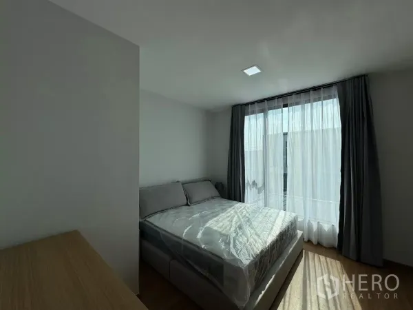 Townhouse for rent in Bang Phli, Samut Prakan - Master bedroom with queen bed, sheer curtains and abundant natural light.