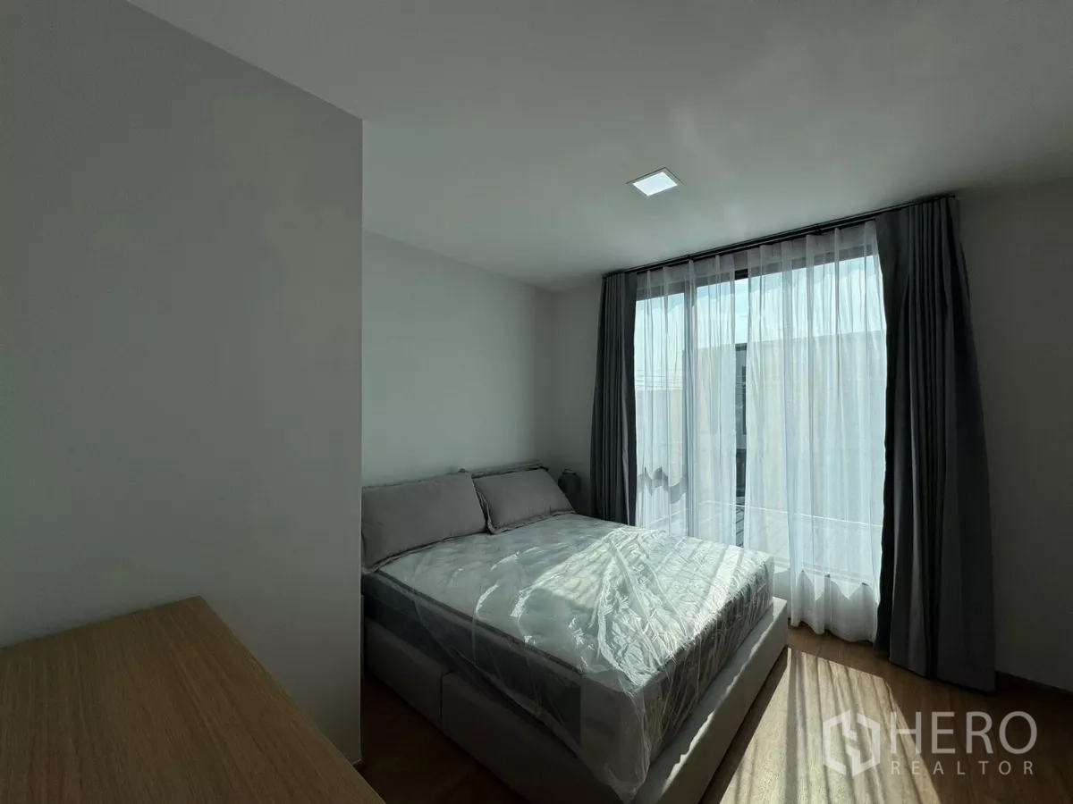 Townhouse for rent in Bang Phli, Samut Prakan - Master bedroom with queen bed, sheer curtains and abundant natural light.