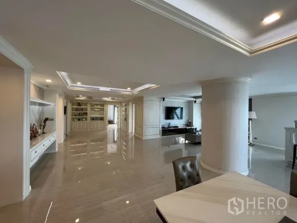 公寓 出售在Bang Rak, Bangkok - 宽敞开放式客餐厅，内置柜与嵌灯天花。