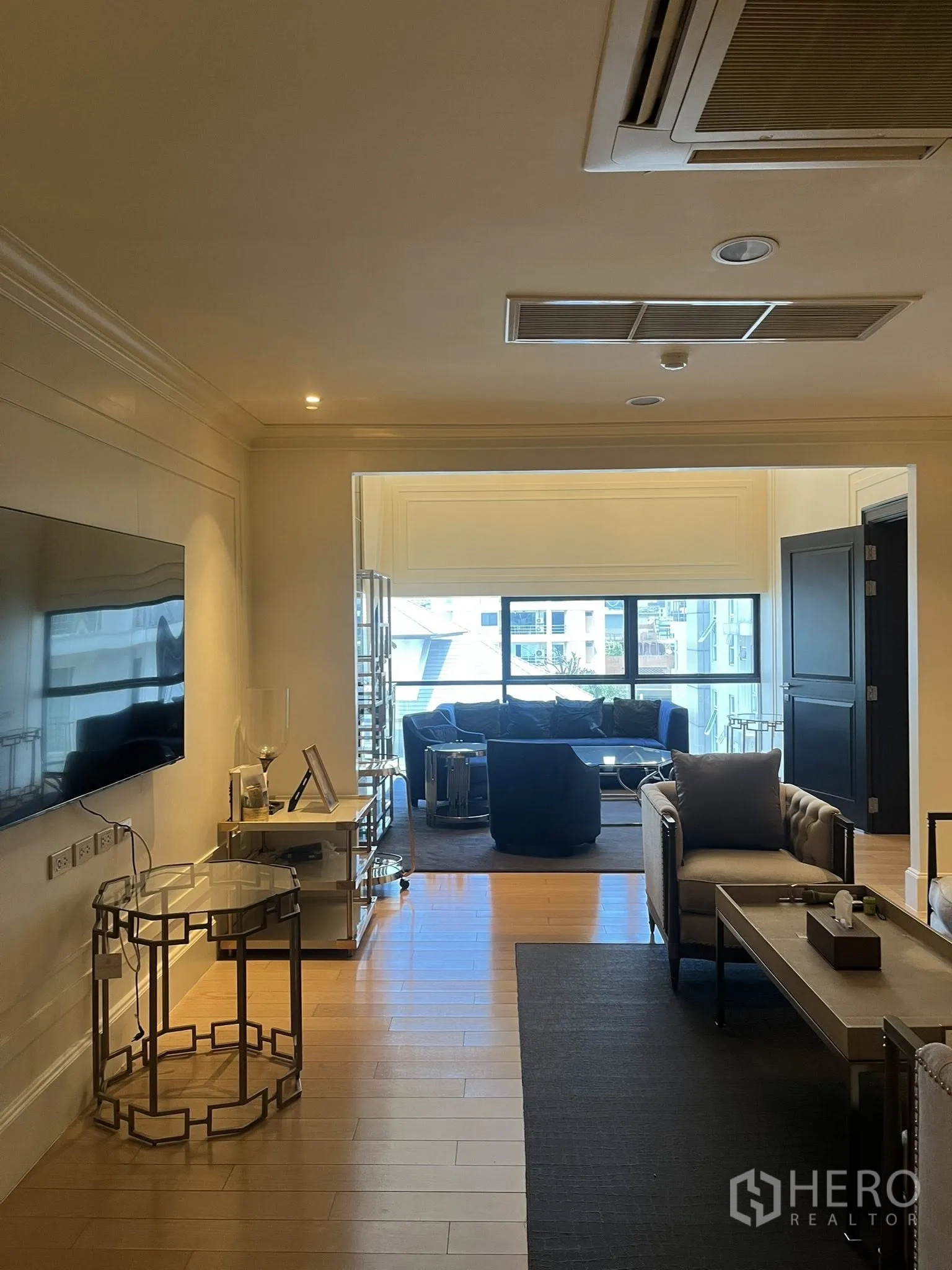 家庭办公室 for rent in Watthana, Bangkok - 起居区设电视、沙发与通向会客区的大窗。