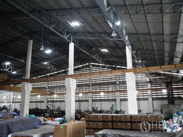 工厂 出租或出售在Bang Khun Thian, Bangkok - 钢桁架屋顶与天窗，上方覆盖宽敞的厂房地面。
