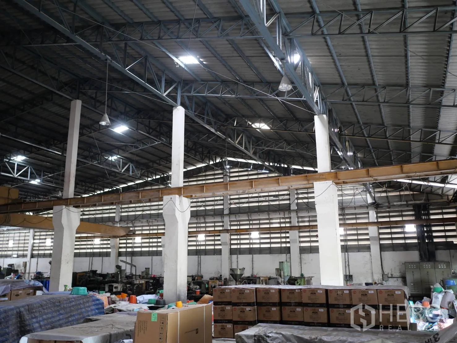 工厂 出租或出售在Bang Khun Thian, Bangkok - 钢桁架屋顶与天窗，上方覆盖宽敞的厂房地面。