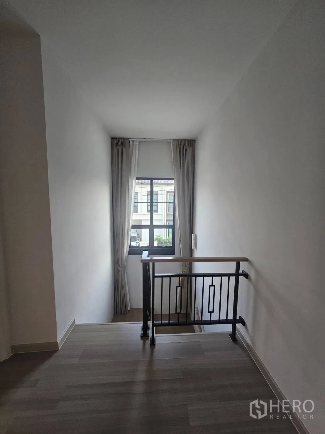 独立式住宅 出租在Khlong Sam Wa, Bangkok - 楼梯间金属栏杆，采光窗带来自然光