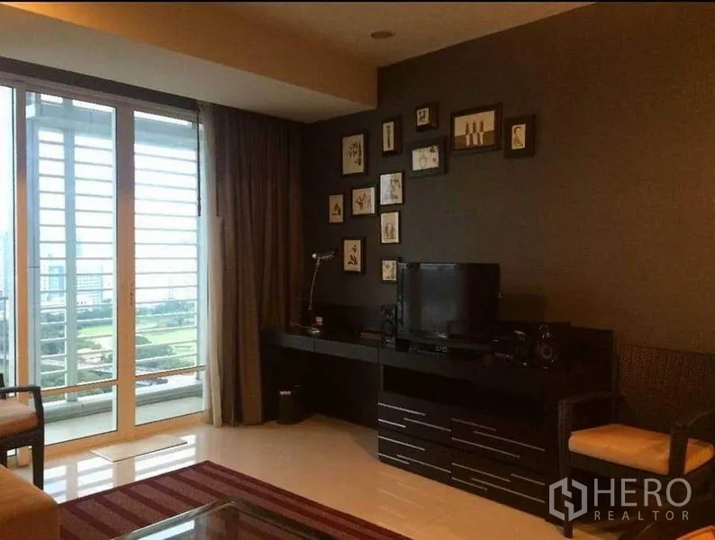 公寓 出售在Pathum Wan, Bangkok - 客厅配电视柜、装饰画，落地推拉门通往阳台。
