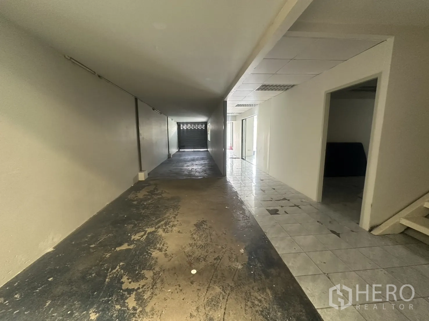 Warehouse for rent in Suan Luang, Bangkok - Ground-floor corridor leading to rear roller shutter and side office rooms.