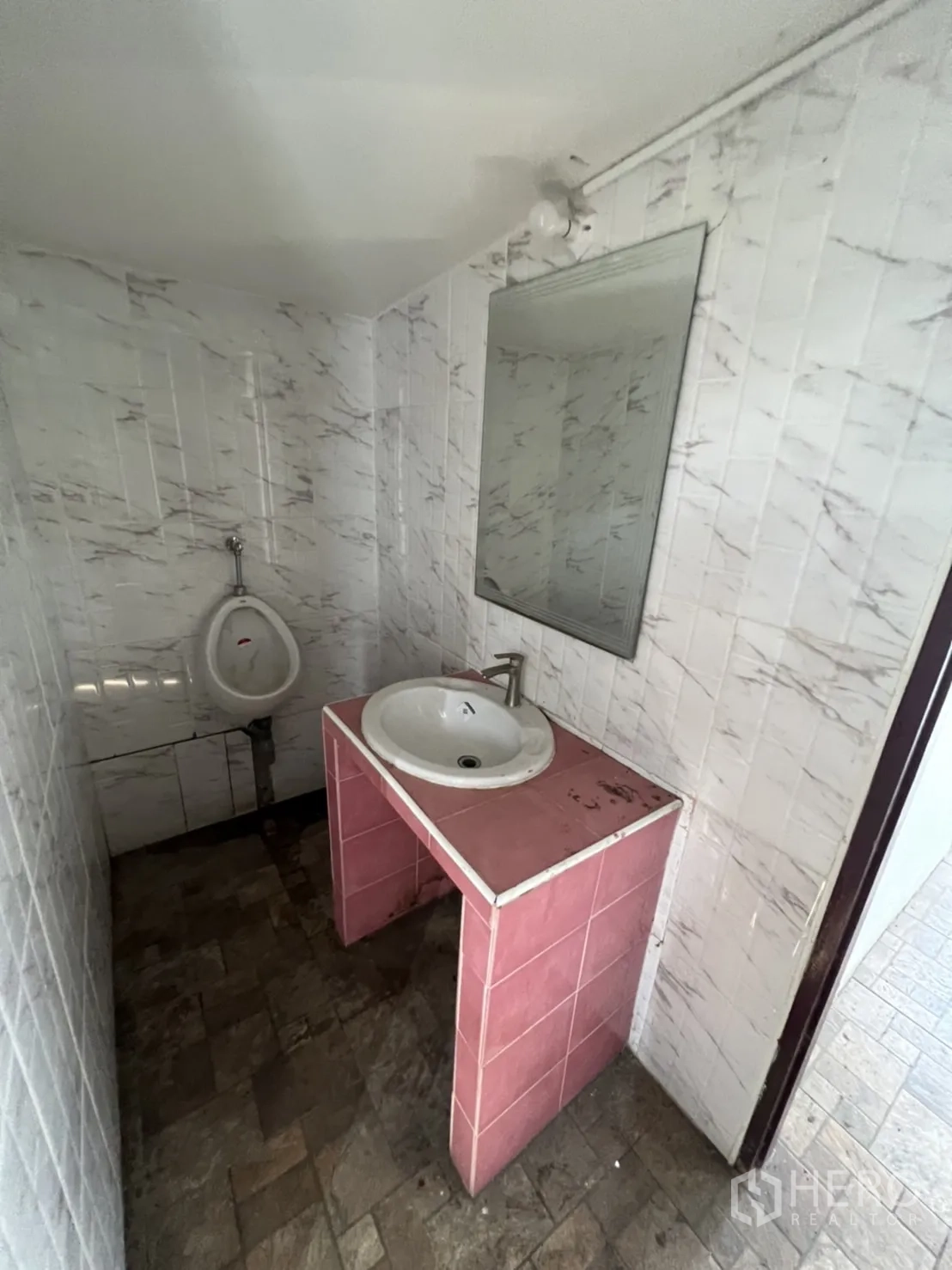 带办公室的家 出租在Watthana, Bangkok - 有顶停车区，带储物柜与混凝土地面。