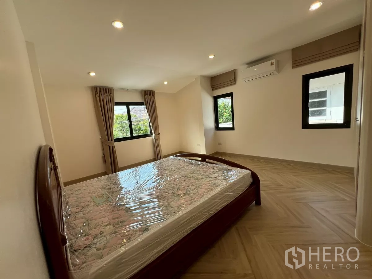 独立式住宅 出租在Suan Luang, Bangkok - 第二卧室配床，采光好，温润木地板。