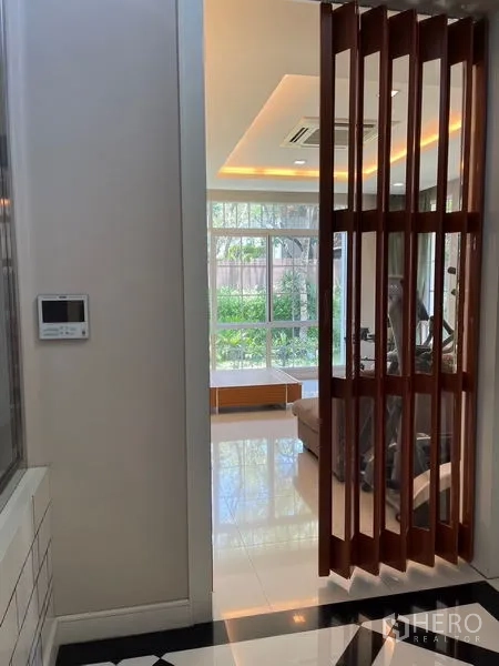 Detached House for rent in Bang Phli, Samut Prakan - Wooden folding screen at the entry to the living area with garden views.