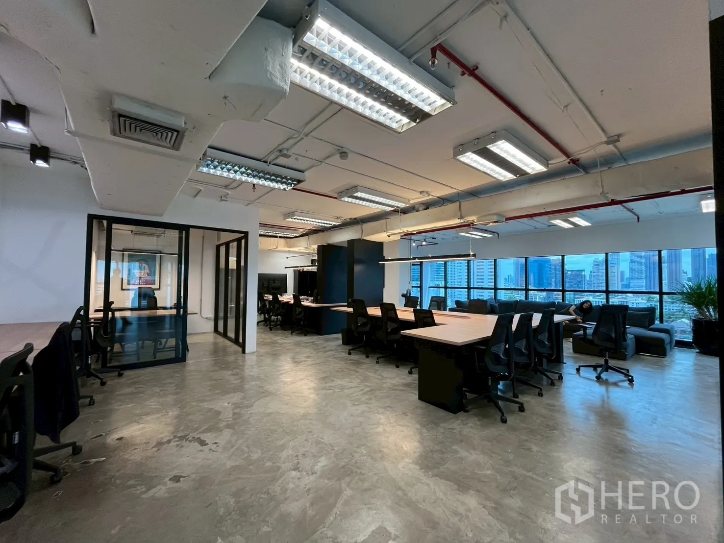 ออฟฟิศ for rent in Watthana, Bangkok - ออฟฟิศโอเพ่นสเปซ โต๊ะทำงานยาว ห้องประชุมกระจก และหน้าต่างชมวิวเมืองกว้าง