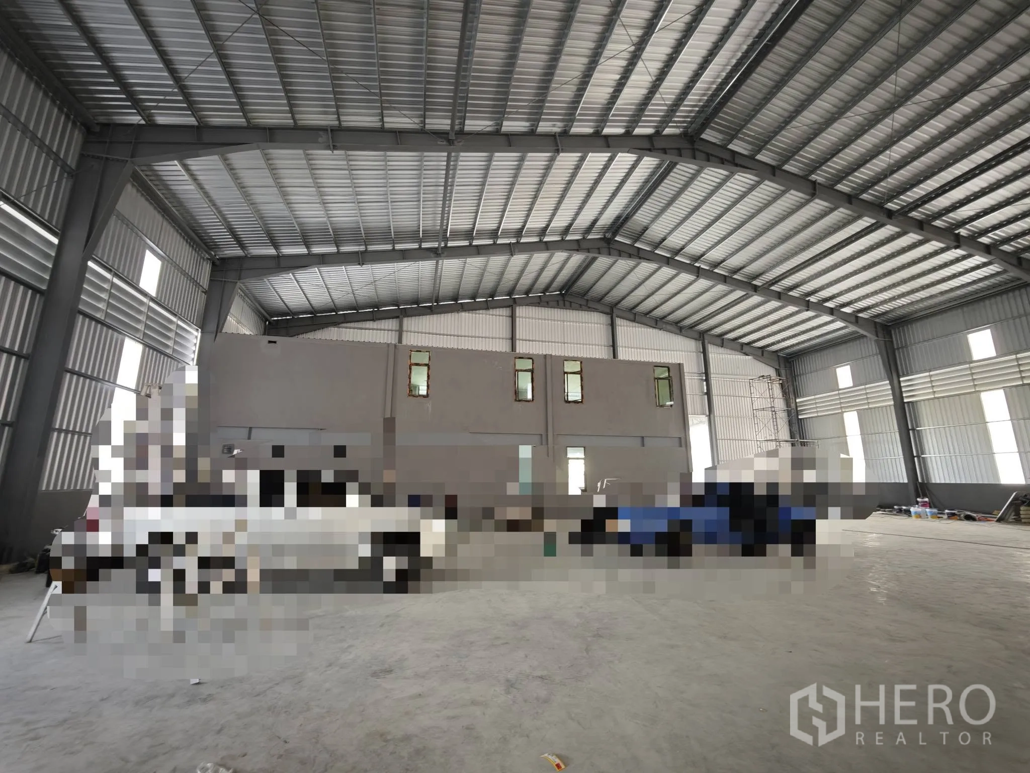 仓库 for rent or sale in Bang Phli, Samut Prakan - 从仓库大厅望向内部两层办公结构的视角。