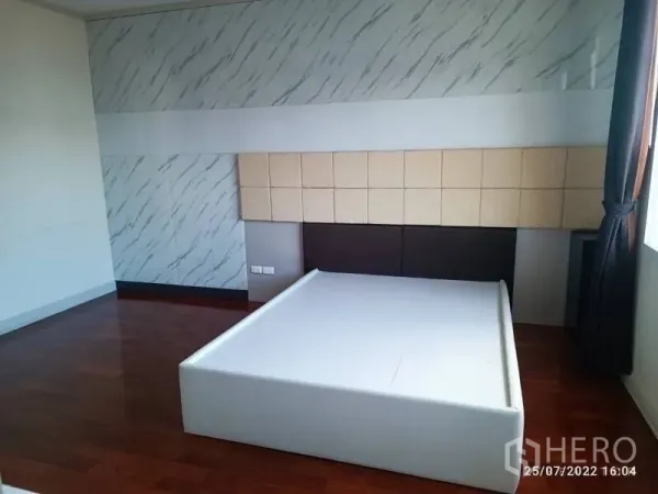 บ้าน ขายในPrawet, Bangkok - ห้องนอนกว้าง พื้นไม้ มีฐานเตียง ผนังตกแต่ง และแสงธรรมชาติ