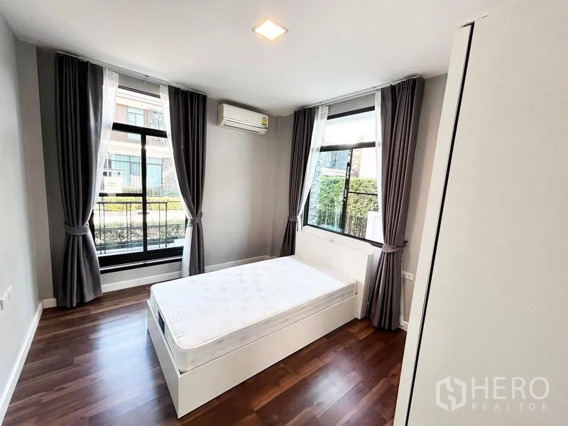 บ้าน ให้เช่าหรือขายในPrawet, Bangkok - ห้องนอนมุมบ้าน วิวสวน เตียงและเครื่องปรับอากาศ