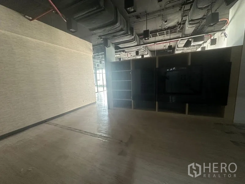 办公空间 出租在Bang Rak, Bangkok - 后侧安静区域，带储物柜与工业风裸露管道。