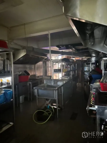 零售空间 出租在Khlong Toei, Bangkok - 商用厨房配不锈钢操作台、抽油烟系统、水槽与设备。