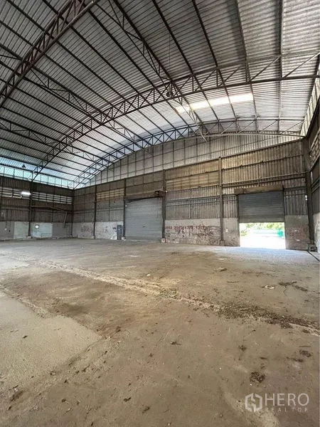 货栈 出租在Sam Phran, Nakhon Pathom - 高挑仓库大厅，设多道卷闸门便于车辆进出。