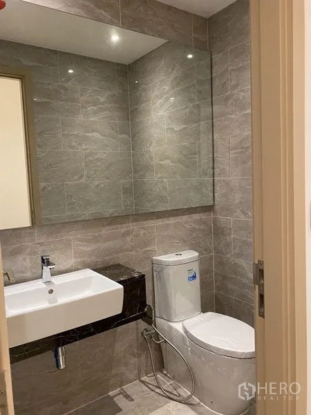 公寓 出售在Din Daeng, Bangkok - 客卫带方形台盆、马桶、喷枪及灰色瓷砖墙。