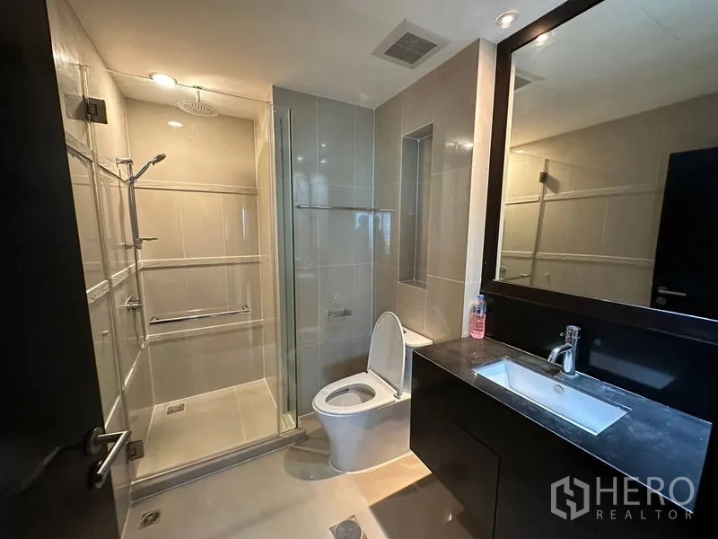 คอนโด ให้เช่าในSathon, Bangkok - ห้องน้ำที่สองพร้อมตู้กระจกอาบน้ำ โถสุขภัณฑ์ และอ่างล้างหน้าโมเดิร์น