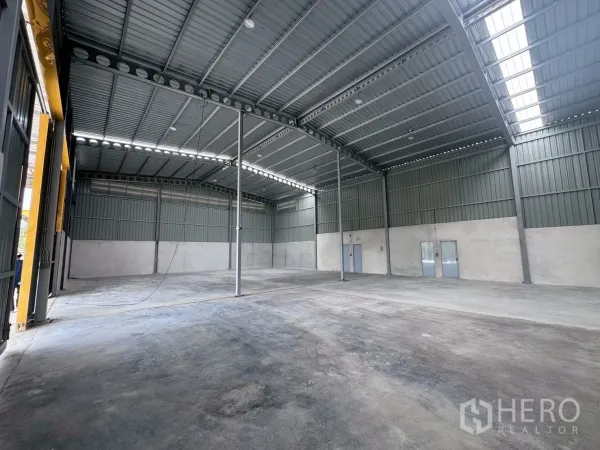 货栈 出租在Khlong Luang, Pathum Thani - 仓库分区，层高高，混凝土地坪并设多扇出入口门。