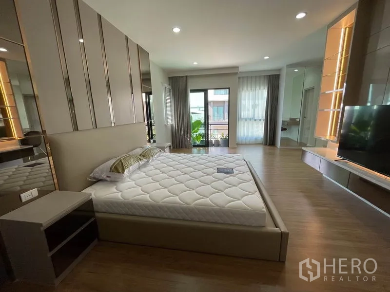 独立式住宅 出租在Prawet, Bangkok - 宽敞主卧，通阳台，定制衣柜