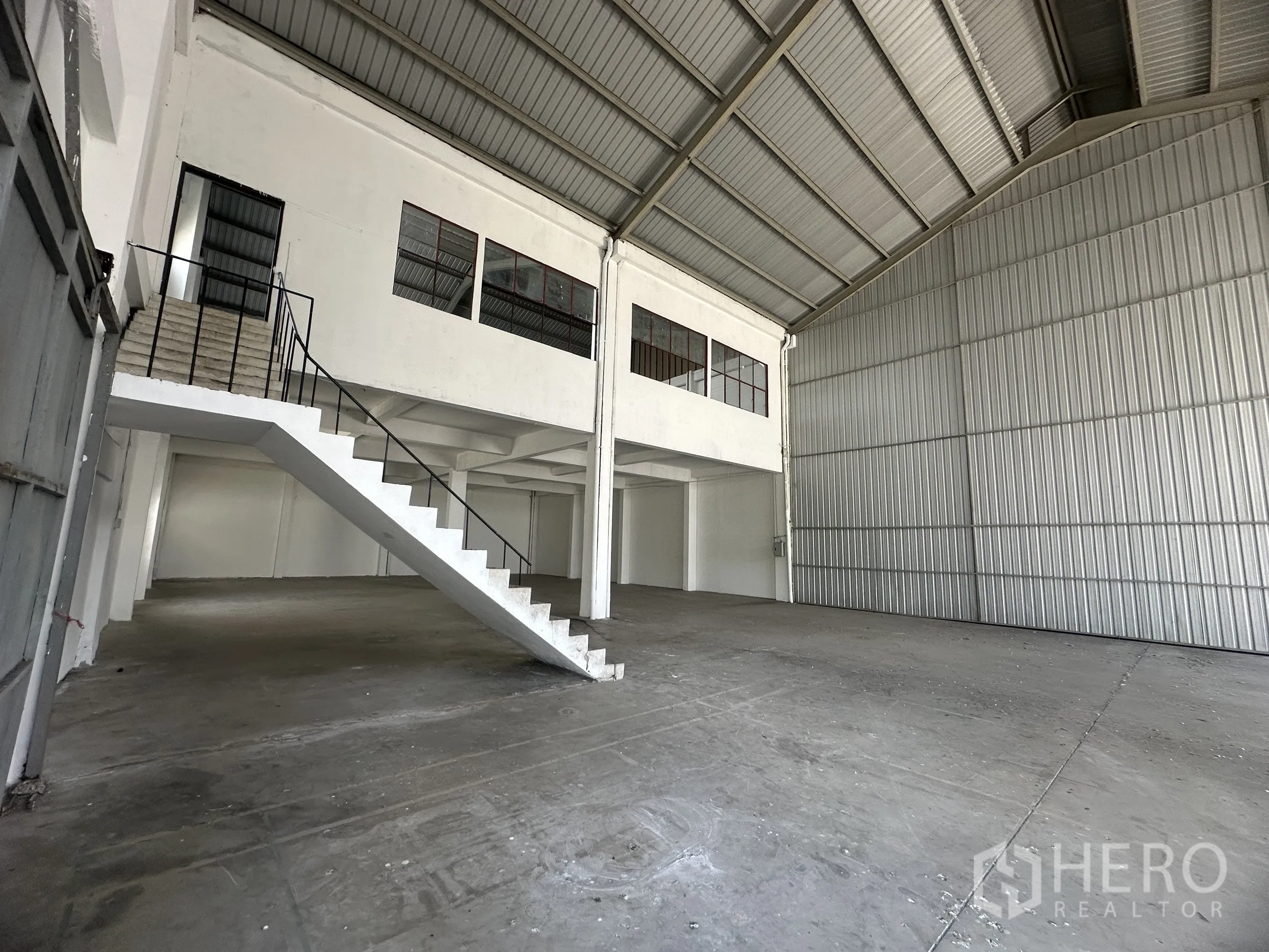 โรงงาน for rent in Mueang Samut Prakan, Samut Prakan - ออฟฟิศชั้นลอยมีหน้าต่าง พร้อมบันไดเหล็กภายในพื้นที่ผลิตแบบเปิดโล่ง