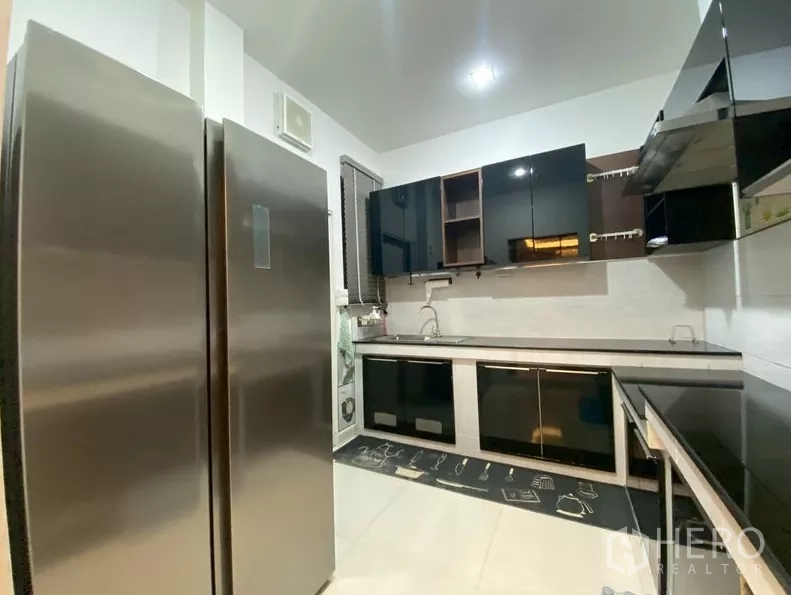 独立式住宅 出租在Prawet, Bangkok - 备用泰式厨房，双开门冰箱、抽油烟机与充足柜体。