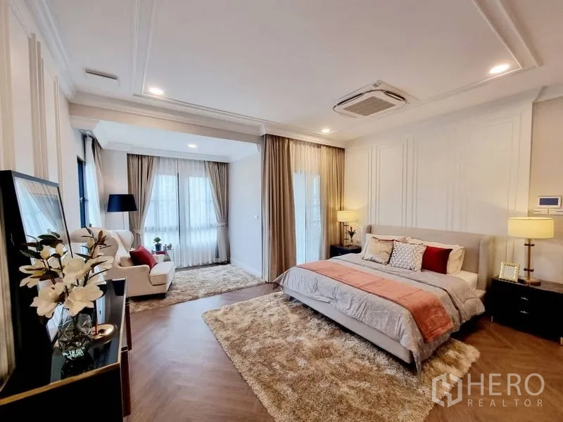 Detached House for rent in Saphan Sung, Bangkok - Primary suite with seating nook, wide windows, and neutral décor.