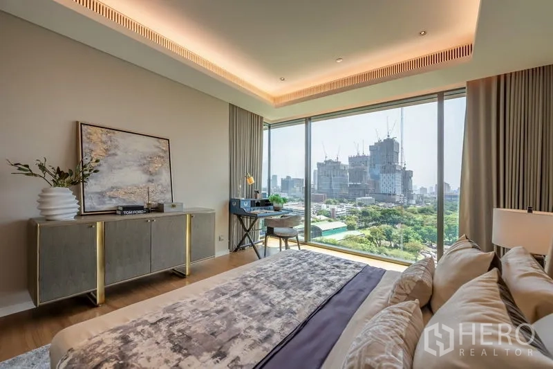 公寓 出租或出售在Pathum Wan, Bangkok - 卧室窗边书桌，城市与绿地景观