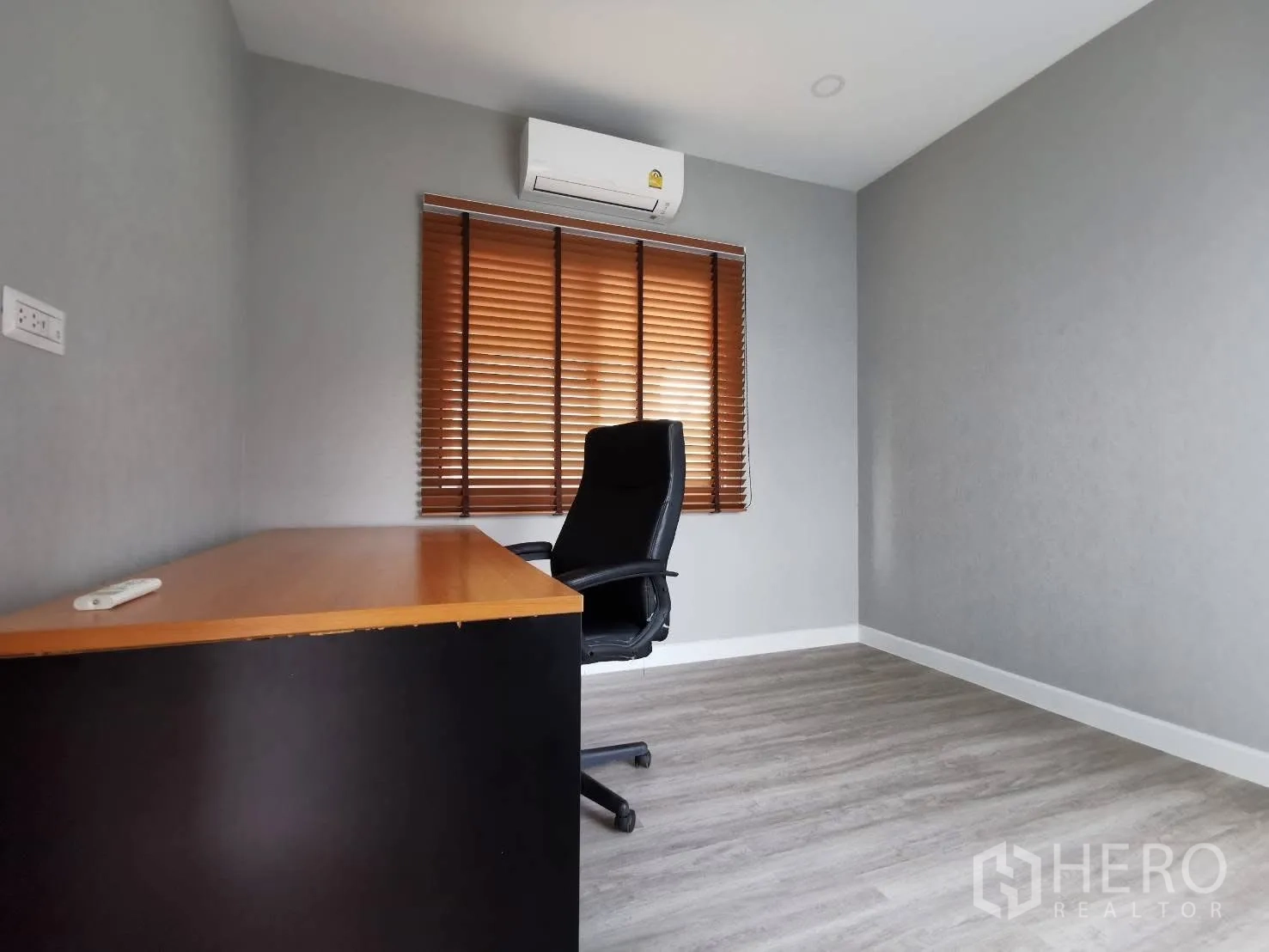 บ้านเดี่ยว for rent in Bang Phli, Samut Prakan - ห้องทำงานในบ้าน โต๊ะ เก้าอี้ปรับระดับ ผนังสีเทา พื้นไม้ และมู่ลี่