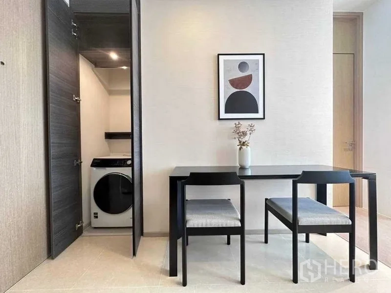 公寓 出租在Watthana, Bangkok - 餐桌旁的隐藏式洗烘一体机柜