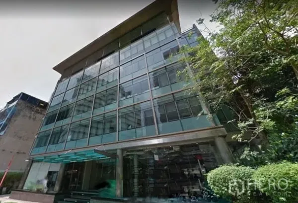 สำนักงาน ให้เช่าในKhlong Toei, Bangkok - อาคารสำนักงานกระจกสมัยใหม่ ด้านหน้าโปร่งพร้อมกันสาดทางเข้า และพื้นที่สวน