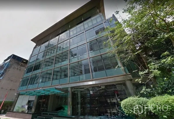 สำนักงาน ให้เช่าในKhlong Toei, Bangkok - อาคารสำนักงานกระจกสมัยใหม่ ด้านหน้าโปร่งพร้อมกันสาดทางเข้า และพื้นที่สวน