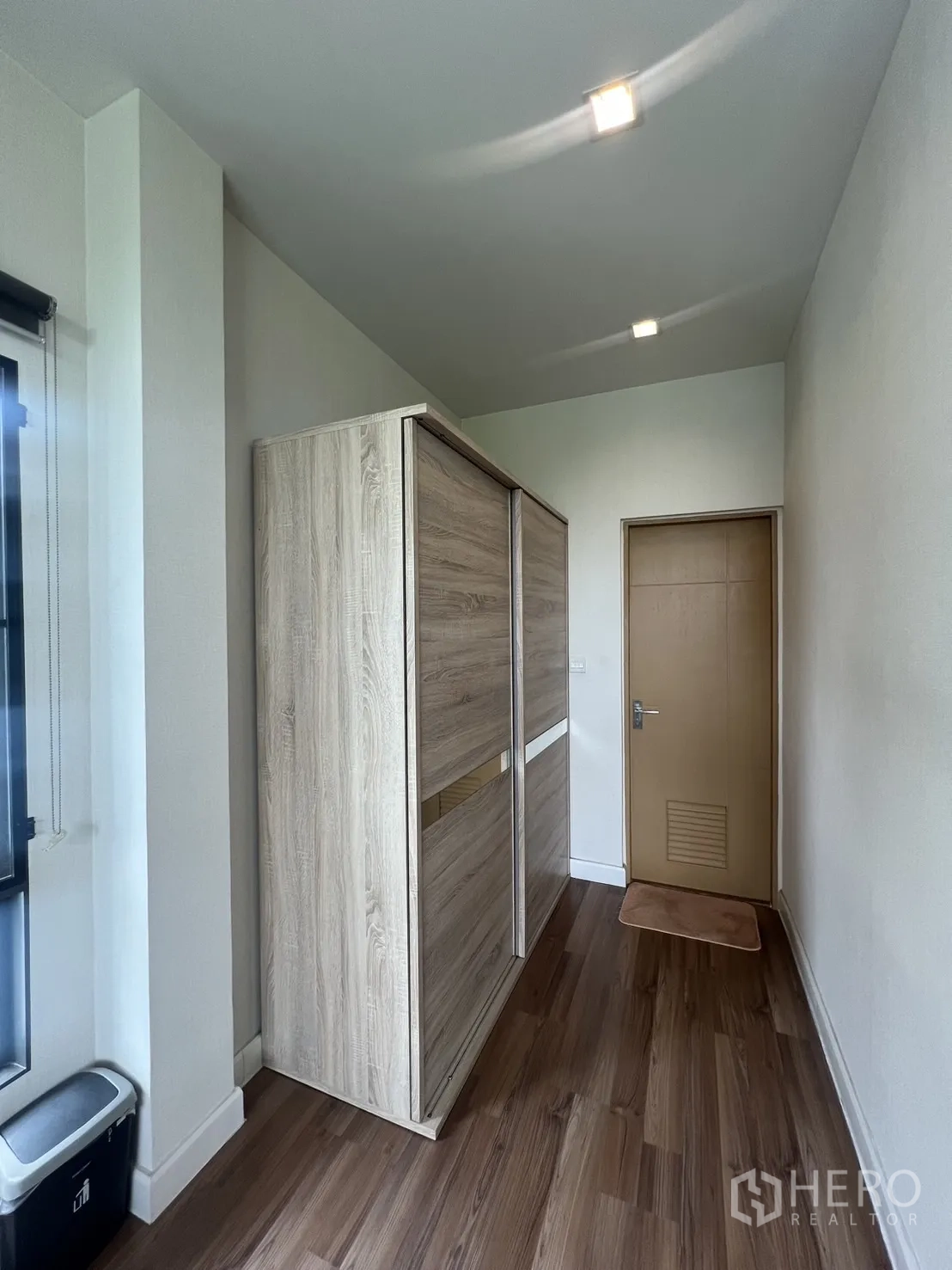 Detached House for rent in Bang Kapi, Bangkok - Hallway niche with sliding wardrobe and wood floors in bedroom.