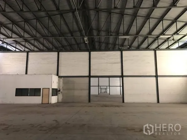 货栈 出租在Khlong Luang, Pathum Thani - 开阔储存区，钢结构分隔墙，带窗的办公室与木门
