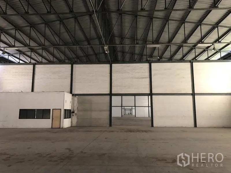 货栈 出租在Khlong Luang, Pathum Thani - 开阔储存区，钢结构分隔墙，带窗的办公室与木门