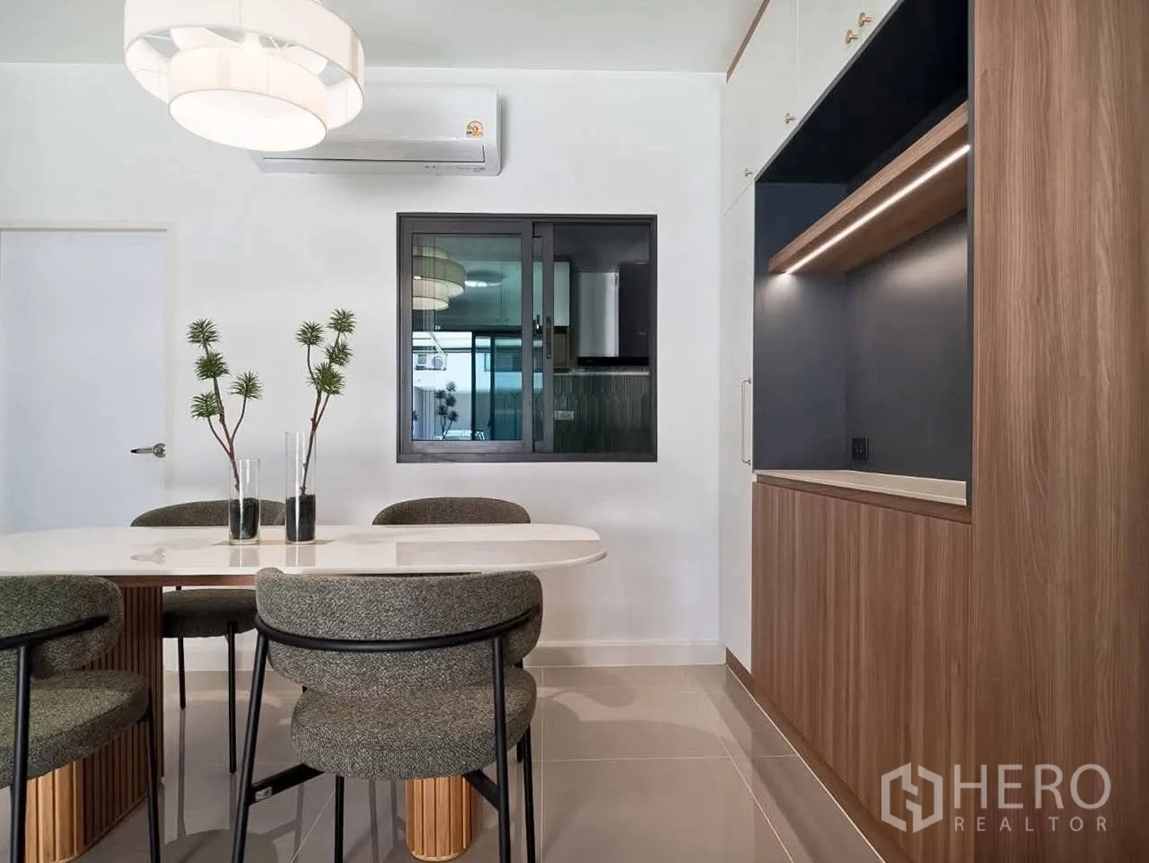 ทาวน์เฮาส์ for rent in Bang Phli, Samut Prakan - พื้นที่รับประทานอาหาร โต๊ะทรงรี เก้าอี้สี่ตัว โคมไฟแขวน และหน้าต่างติดครัว