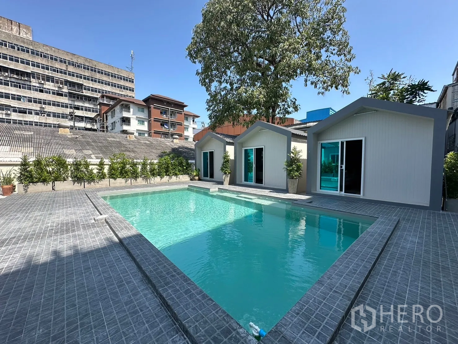 带办公室的家 出租在Suan Luang, Bangkok - 室外泳池，三座现代池畔小屋。
