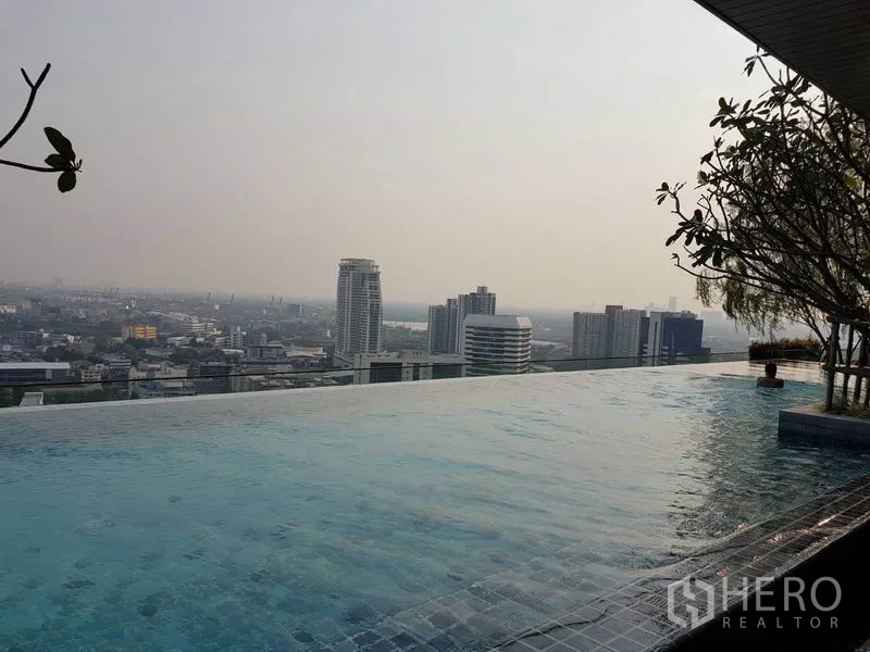 公寓 出租在Watthana, Bangkok - 无边际泳池俯瞰曼谷天际线。