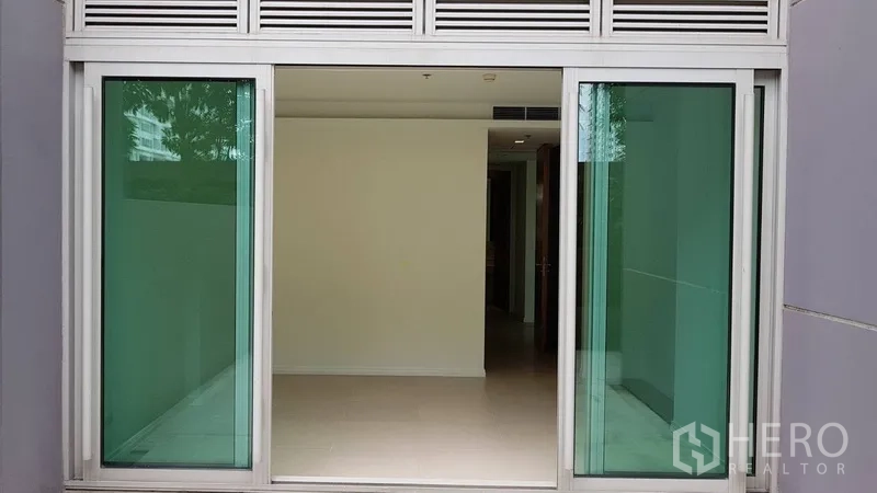 公寓 出售在Khlong San, Bangkok - 推拉玻璃门通往明亮房间，带绿色玻璃面板