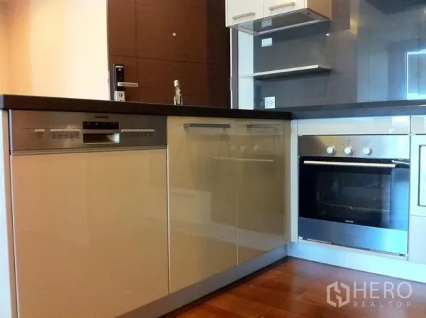 คอนโด ขายในWatthana, Bangkok - ครัวบิวท์อินพร้อมเครื่องล้างจาน เตาอบ ตู้เก็บของผิวเงา และพื้นไม้