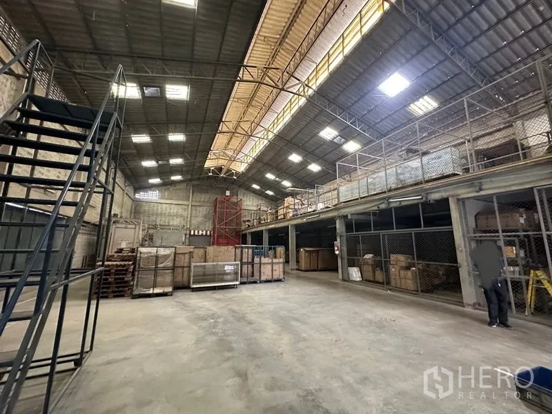 工厂 出租在Lam Luk Ka, Pathum Thani - 高挑仓库大厅，天窗、夹层与钢梯