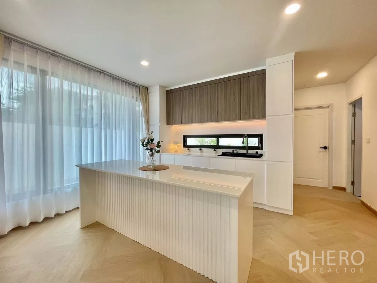 บ้าน ขายในPrawet, Bangkok - ครัวสมัยใหม่ มีไอส์แลนด์สีขาว ตู้ไม้ หน้าต่างแนวยาว และไฟใต้ตู้