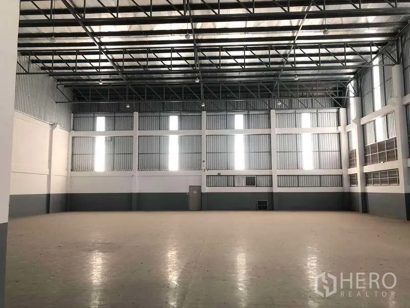 工厂 出租或出售在Samut Prakan - 宽敞仓库大厅，钢结构高挑屋顶与采光带，地面开阔。