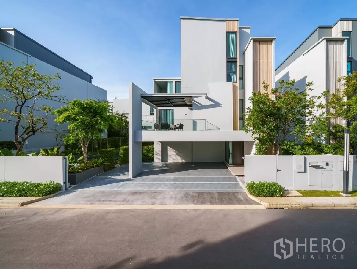 Detached House for rent or sale in Saphan Sung, Bangkok - Modern three-storey detached house facade with gated driveway and covered parking.